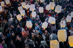 Citizens Release LED Kongming Lantern in Chongqing