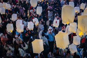 Citizens Release LED Kongming Lantern in Chongqing