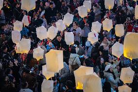 Citizens Release LED Kongming Lantern in Chongqing