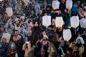 Citizens Release LED Kongming Lantern in Chongqing