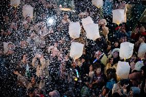 Citizens Release LED Kongming Lantern in Chongqing