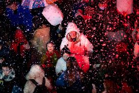 Citizens Release LED Kongming Lantern in Chongqing