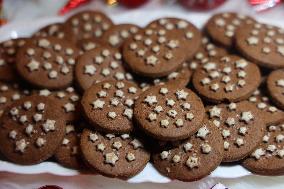 Hazelnut Cocoa Shortcake Christmas Cookies