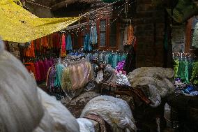 Kashmiri Dyeing Fabric Labour In Decline