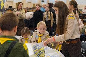 Plast members set up Workshop of Good Deeds at Kyiv Central Railway Station