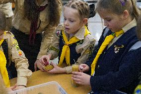 Plast members set up Workshop of Good Deeds at Kyiv Central Railway Station