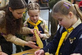 Plast members set up Workshop of Good Deeds at Kyiv Central Railway Station