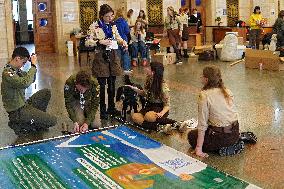 Plast members set up Workshop of Good Deeds at Kyiv Central Railway Station