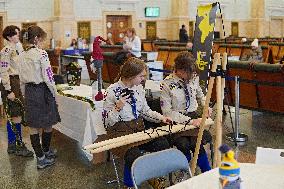 Plast members set up Workshop of Good Deeds at Kyiv Central Railway Station