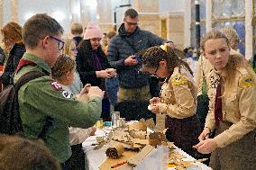 Plast members set up Workshop of Good Deeds at Kyiv Central Railway Station