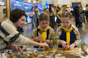 Plast members set up Workshop of Good Deeds at Kyiv Central Railway Station