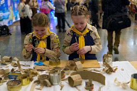 Plast members set up Workshop of Good Deeds at Kyiv Central Railway Station