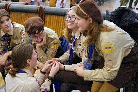 Plast members set up Workshop of Good Deeds at Kyiv Central Railway Station