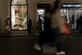 Italians Browse Rome's Best Boutiques For Christmas Gifts