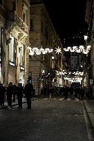 Italians Browse Rome's Best Boutiques For Christmas Gifts