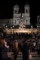 Italians Browse Rome's Best Boutiques For Christmas Gifts