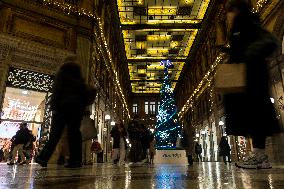 Italians Browse Rome's Best Boutiques For Christmas Gifts