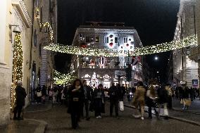 Italians Browse Rome's Best Boutiques For Christmas Gifts