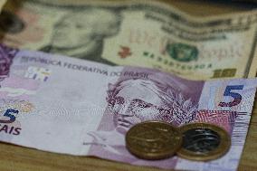 Brazilian Currency Suffers Strong Devaluation Due To Economic Crisis