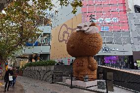 Giant Hello Kitty Sculpture in Shanghai