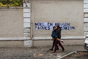 Feminist Activists At The Entrance To The Courthouse - Avignon