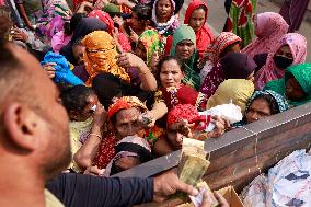 Women Flock For Food Aid - Dhaka