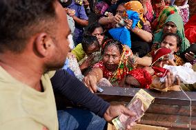 Women Flock For Food Aid - Dhaka