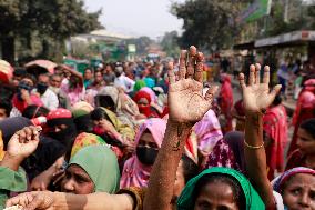 Women Flock For Food Aid - Dhaka