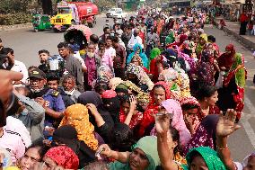 Women Flock For Food Aid - Dhaka