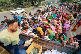 Women Flock For Food Aid - Dhaka