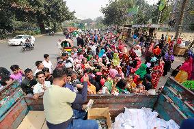 Women Flock For Food Aid - Dhaka