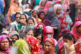 Women Flock For Food Aid - Dhaka