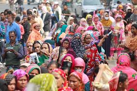 Women Flock For Food Aid - Dhaka