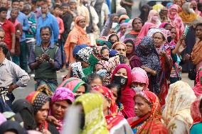 Women Flock For Food Aid - Dhaka