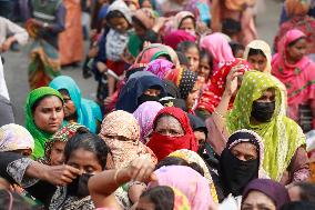 Women Flock For Food Aid - Dhaka