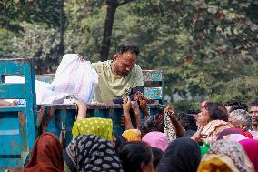 Women Flock For Food Aid - Dhaka