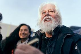 Arrival of Paul Watson in France - Paris