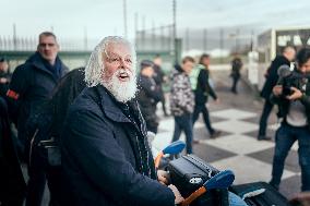 Arrival of Paul Watson in France - Paris