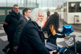 Arrival of Paul Watson in France - Paris