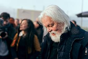 Arrival of Paul Watson in France - Paris