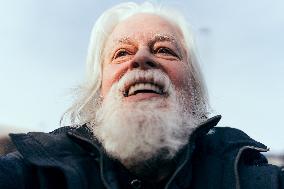 Arrival of Paul Watson in France - Paris