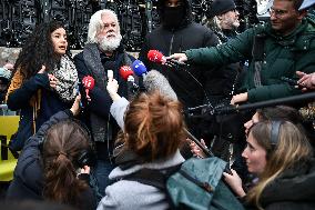 Paul Watson holds a press conference in Paris FA