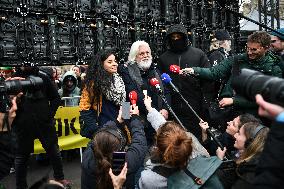 Paul Watson holds a press conference in Paris FA