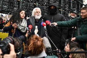 Paul Watson holds a press conference in Paris FA