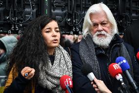 Paul Watson holds a press conference in Paris FA