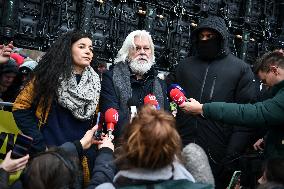 Paul Watson holds a press conference in Paris FA