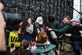 Paul Watson holds a press conference in Paris FA