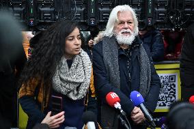 Paul Watson holds a press conference in Paris FA