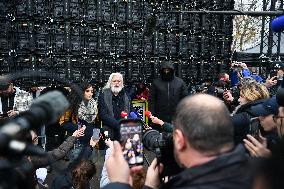 Paul Watson holds a press conference in Paris FA