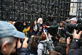 Paul Watson holds a press conference in Paris FA